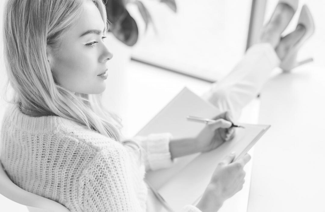 Arbeitsplatz mit Laptop und Finanzunterlagen für strukturierte Budgetplanung