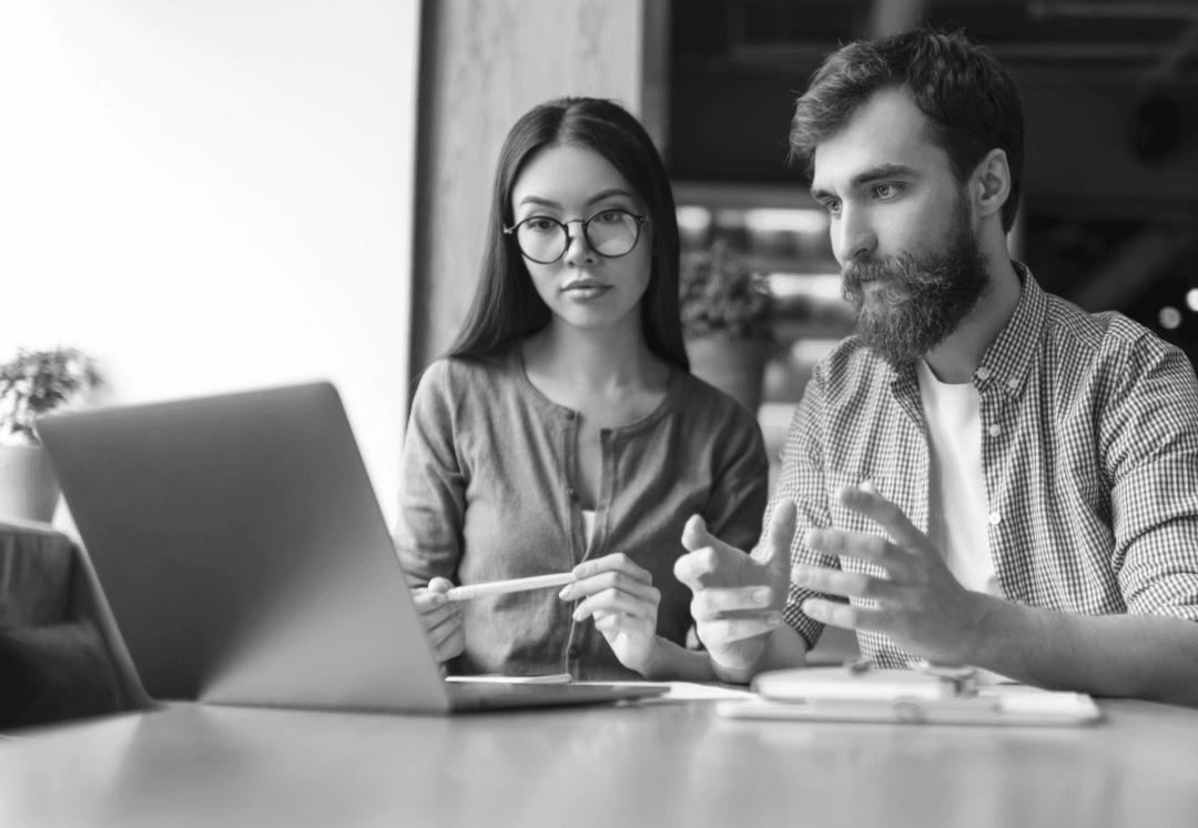 Doralythiq Team bei der Arbeit an neuen Bildungsinhalten